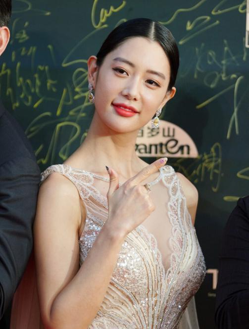 黄皮 克拉拉的身材绝了, 香槟色修身裙凸显完美线条, 体态姣好气质动人