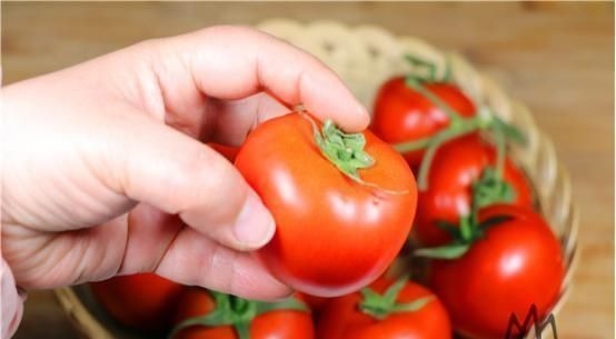 西红柿打不打激素？看一眼这个“小机关”就知道，看完别再乱买了