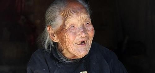 103岁老人抽烟喝酒不运动,长寿秘诀从不碰一事