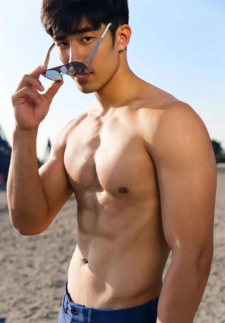 台湾|29岁台湾模特, 身高85公斤, 腹肌嘎嘣脆, 这身材谁能顶得住