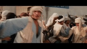 |搞笑GIF：妹子 有斑马线你们不 非要去翻护栏 这下尴尬了吧