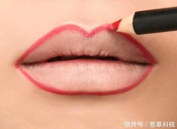 口红 女人再懒也要会“涂口红”,别傻傻抿嘴唇了,难怪沾杯掉色!