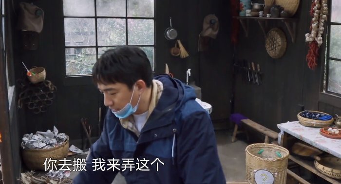 为了节目效果还是偷懒？黄磊划船时多次“划水”，被观众质疑偷懒