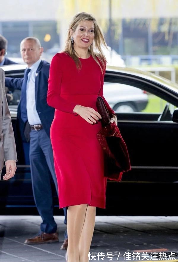 黄色 50岁荷兰王后穿搭用色超大胆,穿遍彩虹色,连英女王也望尘莫及!