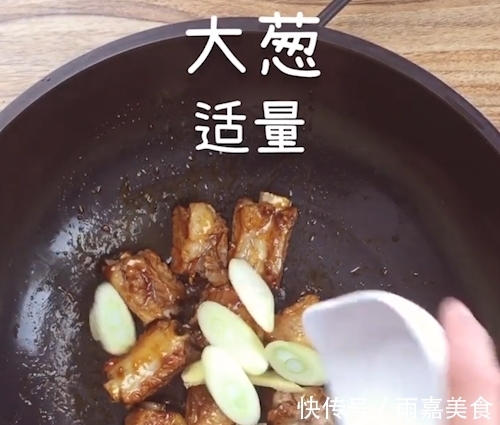 为什么排骨焯水后又腥又柴?看完大厨做法才知道,原来是用错水了