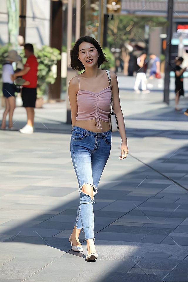 蓝色紧身牛仔裤搭配粉色短款上衣，清新又自然，显瘦还显高