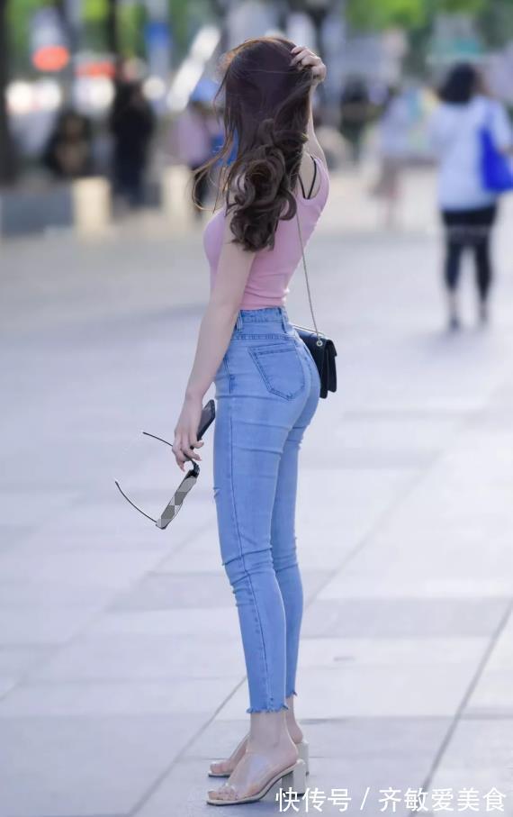 牛仔裤 阿姨像个“门神”,脚上蹬个空气鞋,这架势一般人不敢近身