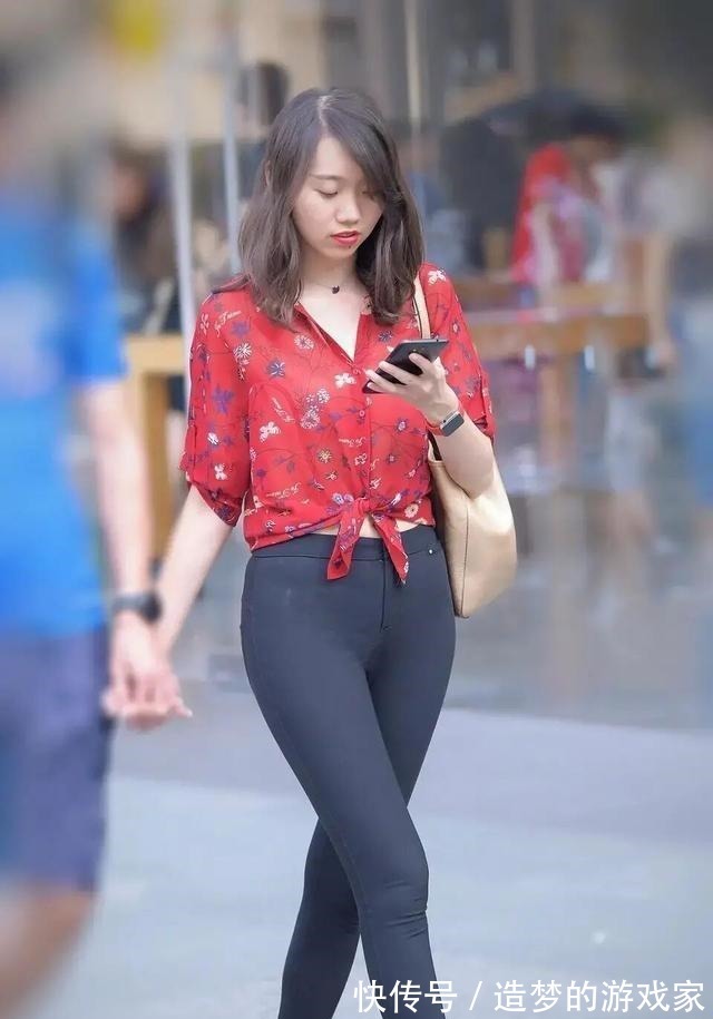 小姐姐 打底裤打造街头美感,突显美丽曲线,时尚魅力无法挡!