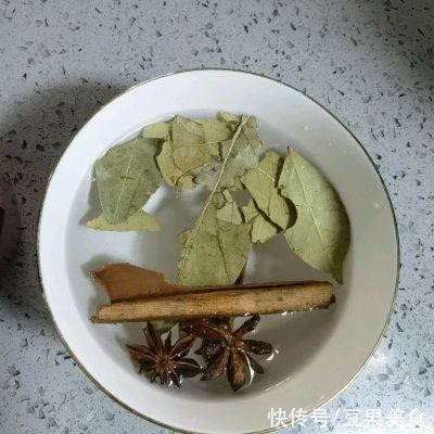 冬天吃秘制麻辣虎皮凤爪，暖身又暖心