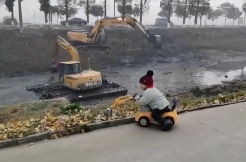 工友们|男娃迷上“挖掘机”,学着工友们一起开挖掘机,像模像样很可爱