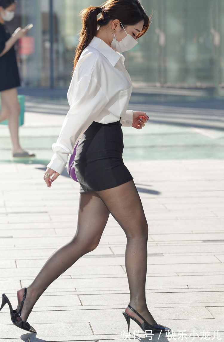 身材高挑 黑与白的通勤装穿搭,自然少不了长筒袜的搭配,既优雅又时尚稳重