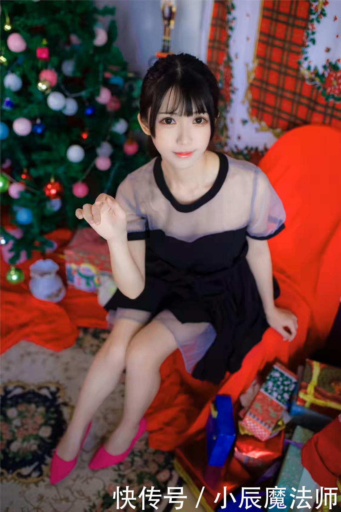 时尚:圆领透明拼装连衣裙的美女凸出锁骨既性感又吸引视线!