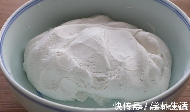清脆|比汤圆更好吃的糯米粉做法，吃一次就上瘾，清脆爽口超解馋！