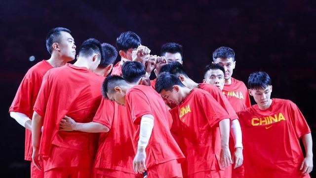 周琦|中国男篮16分大胜,日本仅63分被打爆,周琦24+12伤退,艾伦24分