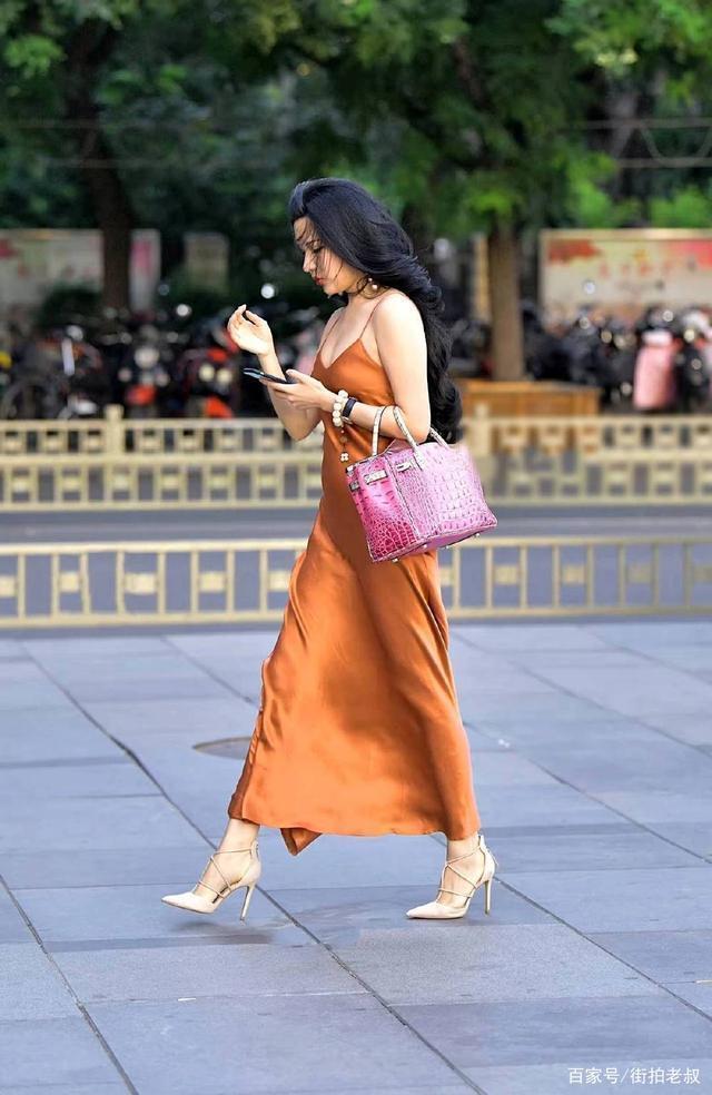 “小粗腿”不要担心了,连衣裙可以修饰腿型,让美丽与你同行