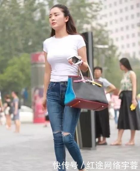 穿搭|街拍:身材超好的小姐姐,这一身穿搭也是把身材呈现出了极致!