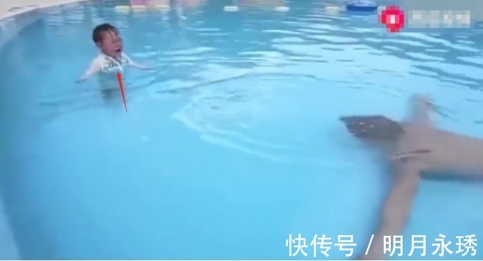 下水|爸爸假装倒在水中,小宝宝果断下水去救他,看到这画面眼圈红了