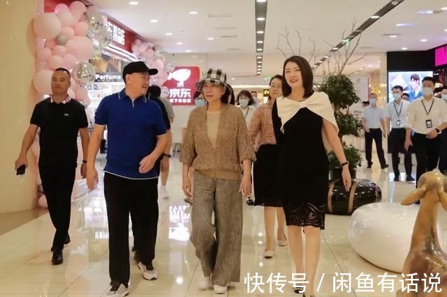 搭配|董明珠越老越时髦,穿开衫配渔夫帽气质变温柔,走路依然是霸总范