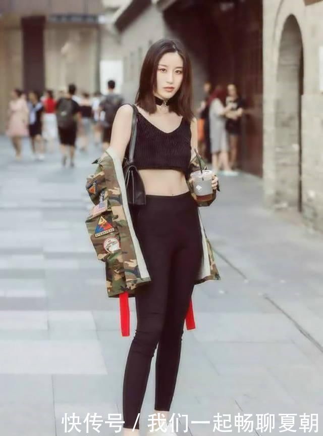 美女一条黑色的打底裤，凸显了修长笔直的美腿