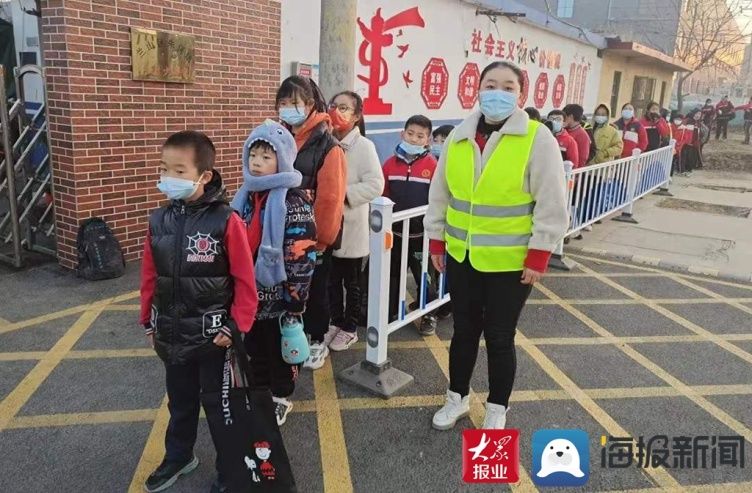 志愿者|临沂朱保耿埠小学家长志愿者自发组建“护学岗”，为学生筑起平安绿色通道