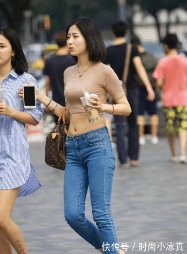 青春 深绿色背心搭配高腰牛仔裤，青春美丽，时尚感十足