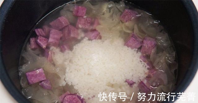 胶质|秋天干燥，聪明女人会煮“养颜粥”，早餐多喝它，面似桃花过深秋！