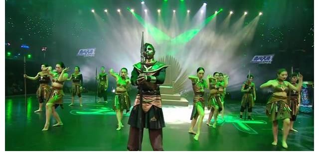 《这就是街舞4》总决赛之夜，布布打封闭上场，丛林造型致敬黑豹