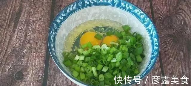 早餐饼的新吃法,不揉面不擀面,筷子一搅,比包子油条好吃,真香