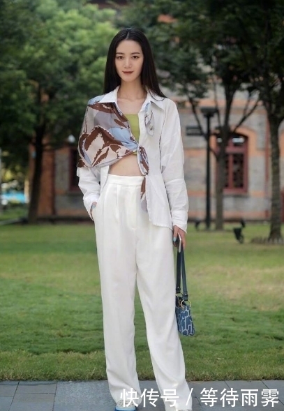 显得|路人街拍,运动鞋和棒球帽的修饰,显得更加青春活力