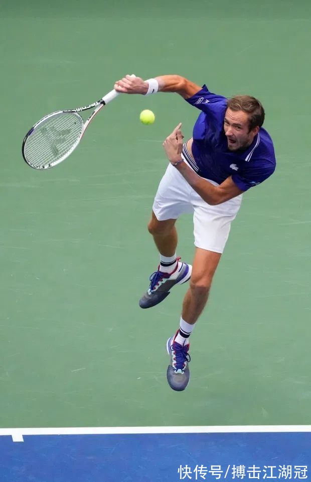 小德|德約全滿貫夢(mèng)碎！怒摔球拍失聲痛哭，成為網(wǎng)壇第一人的難度加大