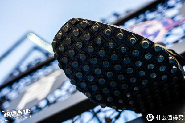 李宁 打破次元壁!潮流与电竞的碰撞可算是玩明白了!