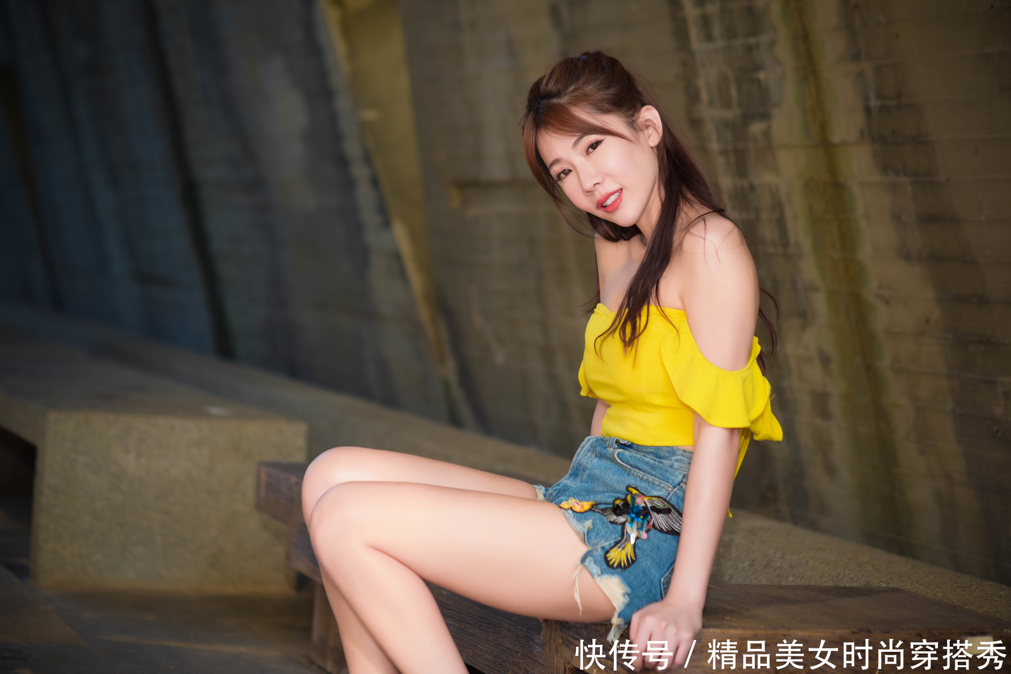 上衣|黄色一字肩上衣搭配牛仔短裤，清凉的同时带来清新靓丽的视觉感受