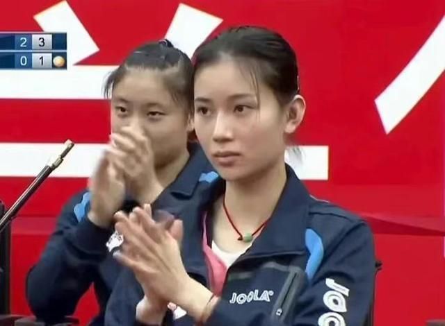 国乒|国乒第一美女出炉！19岁神似袁咏仪，合影挨近樊振东：郎才女貌