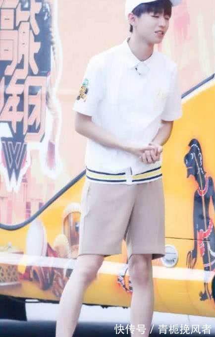 王俊凯|王俊凯和她手牵手，小凯不仅没有害羞，还笑得可甜了