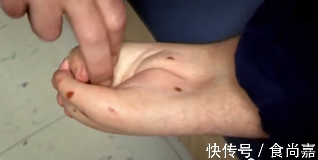 希洛|被称为“美人鱼女孩”:一生活在闪光灯下,从未停下摇摆“尾巴”