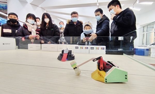 科协|科技成就梦想奋斗圆梦未来 黑龙江省机器人学会向齐齐哈尔市科技馆捐赠智能机器人