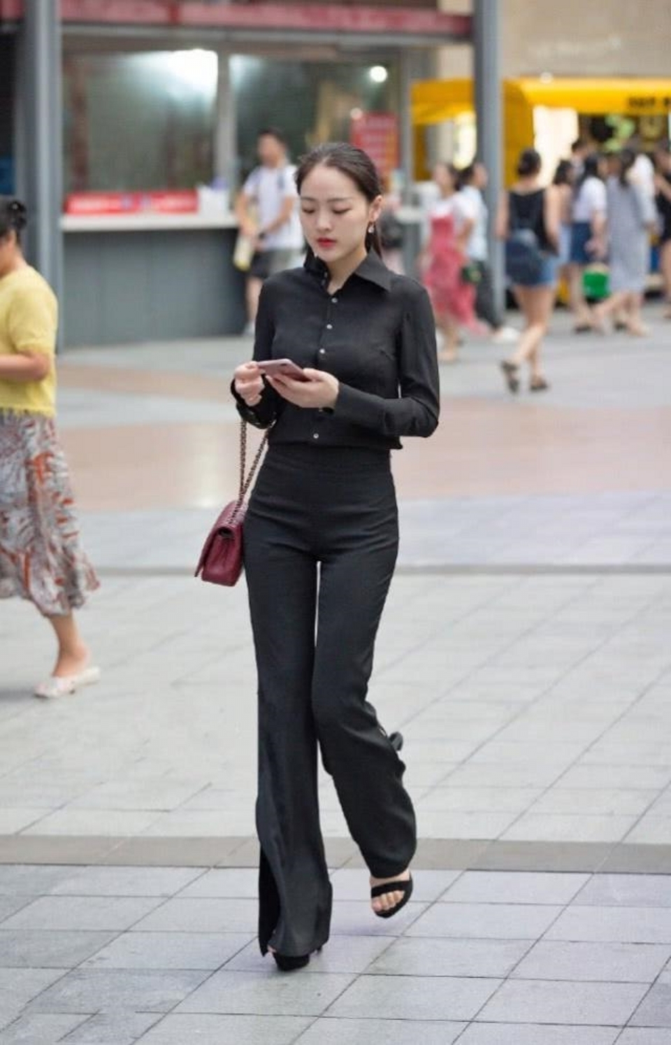 路人街拍，早秋冷酷风穿搭，黑衬衫搭配休闲裤，气场十足