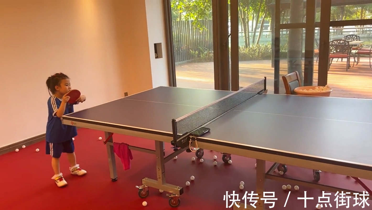 陪练师|王楠全家到海南别墅温暖过年,每天陪女儿练球,竟被嫌弃发球没劲