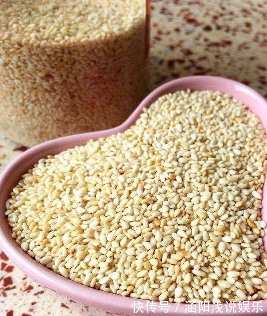 小食物|还在为一头白发发愁吗?日常多吃这4类小食物,黑发悄悄变回来!