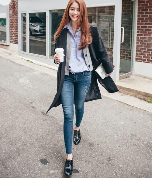  美女|美女模特：牛仔裤美女的搭配气质优雅如沐春风，减龄有活力