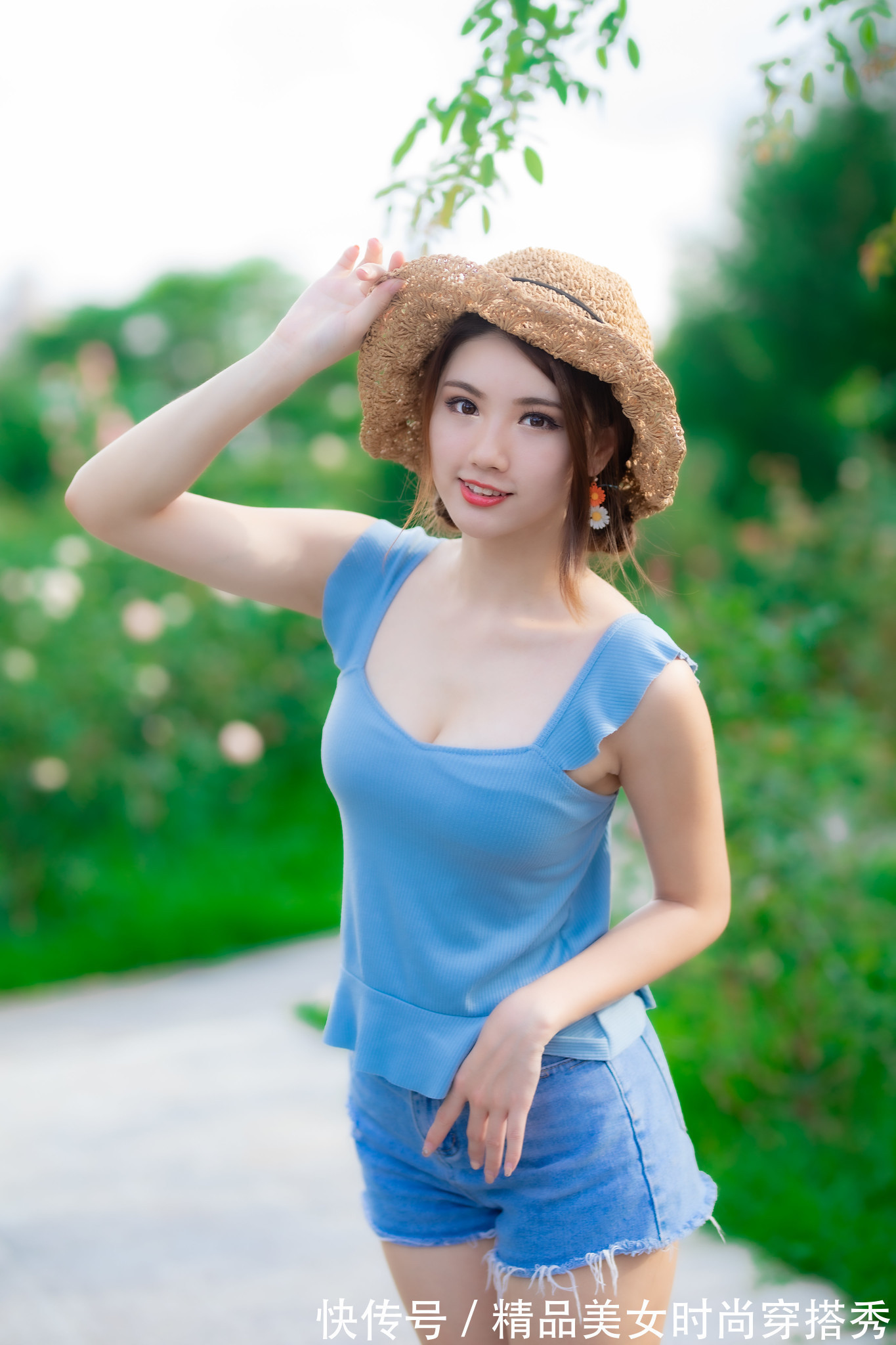 小白鞋 蓝色背心搭配蓝色牛仔裤,轻松减龄,充满少女感