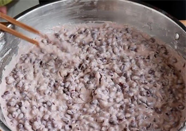 红豆糯米糕不用出去买了,教你在家做,软嫩香甜好吃,方法超简单