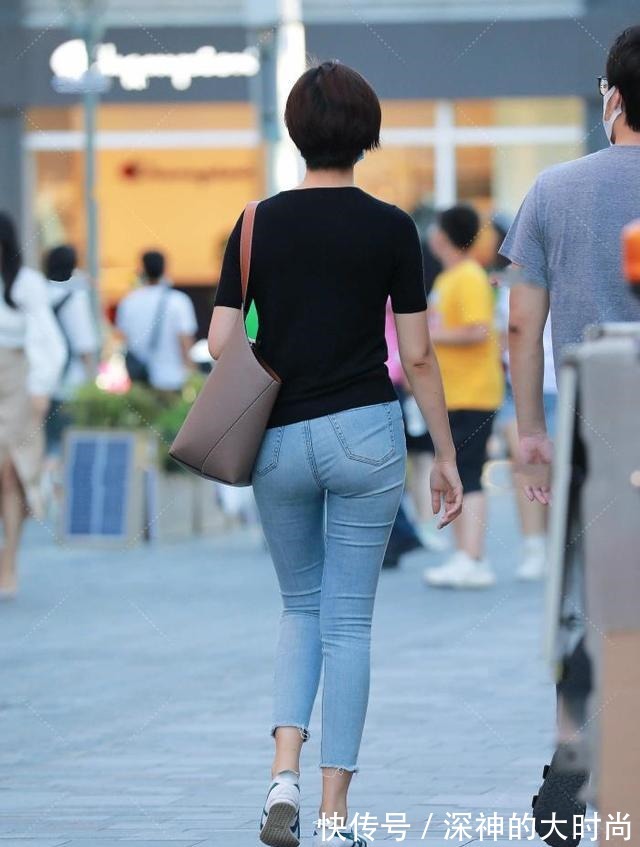 短袖 黑色短袖搭配修身牛仔裤,休闲时尚,显瘦百搭!