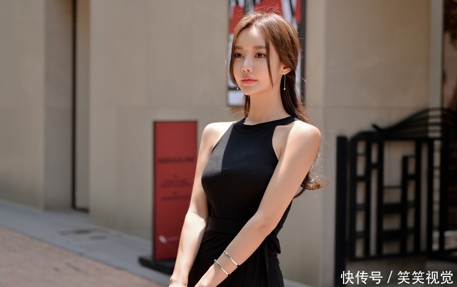 凹凸有致|美女小姐姐搭配黑色连衣裙，秀出婀娜多姿好身材，突显时尚妩媚