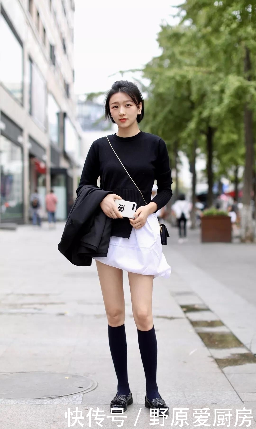 街拍：小姐姐搭配白色露肩连衣裙，两侧抽带的设计衬托出大长腿！