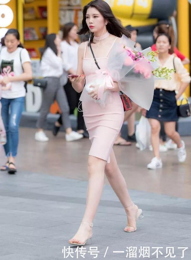 粉色修身连衣裙搭配高跟凉鞋，温婉柔顺，淑丽姣好