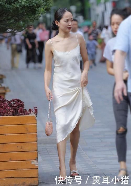 尽显|春季轻熟风的穿搭,奶白色绸缎吊带裙+高跟拖鞋,尽显国际大牌范