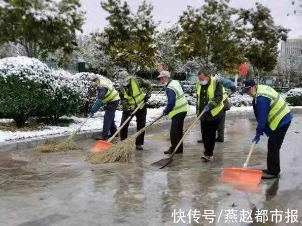 石家庄|河北大雪｜初雪至，石家庄柏林公园的园林工人清理积雪