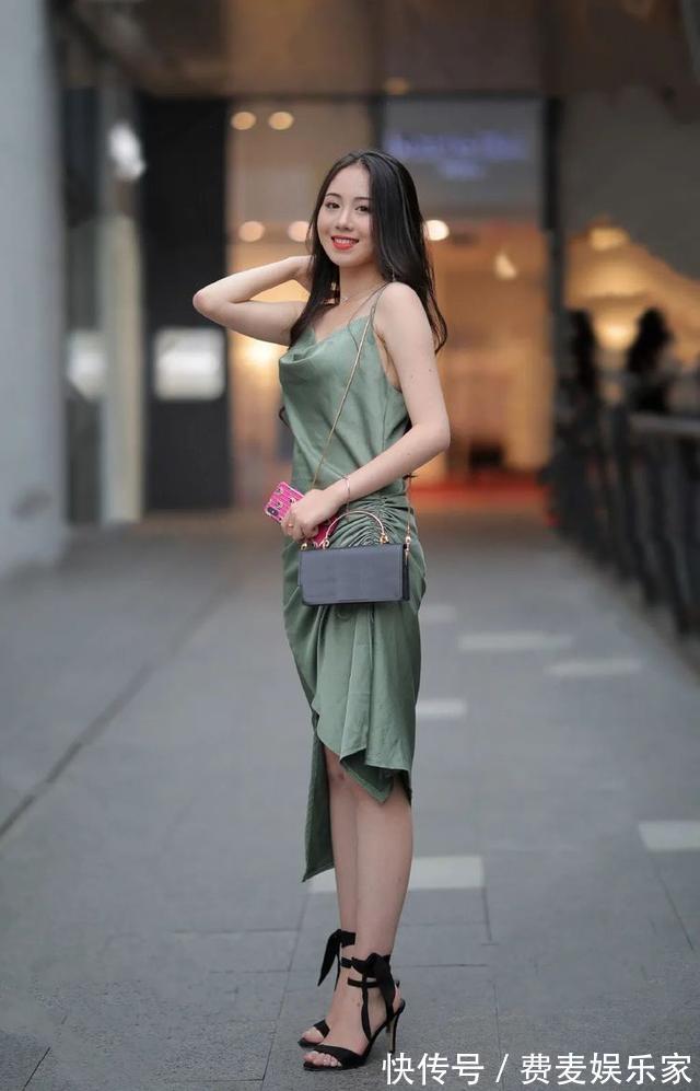 青色 藏青色连衣裙搭配绑带高跟鞋,简约时尚,自信大方