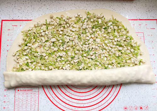 老妈闺女家小住，点餐要求吃菜卷子，女儿蒸了两大锅，全家吃美了